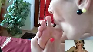 Пошлая шлюшка FeetGoddess облизывает ножку