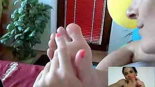 Пошлая шлюшка FeetGoddess облизывает ножку