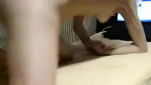 Шикарная сучка трахает оба отверстия YnaNatural18