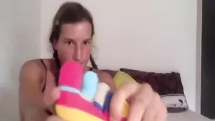 Озабоченная телка Cherry-Girl обнажает ножки