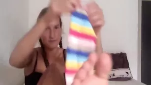 Озабоченная телка Cherry-Girl обнажает ножки