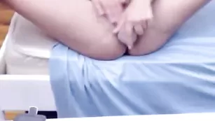 Худая шлендра JoyBlack трахает писечку