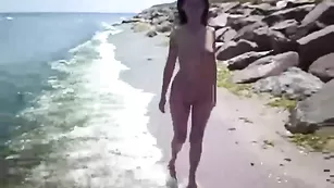 Голая брюнетка Angelslive5 на берегу моря