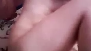 Русская самка hot-Ane4ka трахает обе дырочки