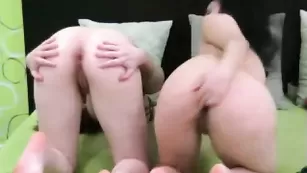 Пленительные LesbianHottie трахают бритые щелки