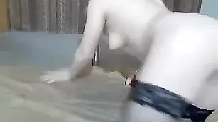 Жопастая куколка дрючит анал ReginaElita