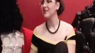 Зрелая стерлядь Imperatriza демонстрирует свою одежду