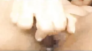 Латинская МИЛФ vickytera777 трахает бритую киску