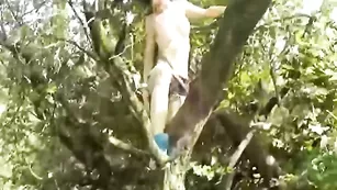 Озабоченная самка RubinLips22 обнажается на природе