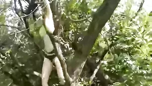 Озабоченная самка RubinLips22 обнажается на природе