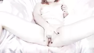 Рыжая пассия Little_Foxy мастурбирует половые губки