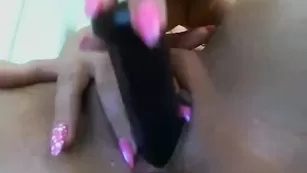 Великолепная Amellyxxx нежно мастурбирует пизду