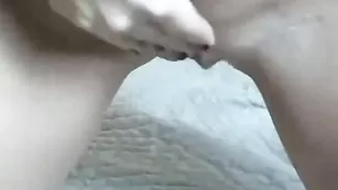 Голая цыпочка теребит бритую киску AngelaBell