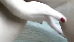 Голая цыпочка теребит бритую киску AngelaBell