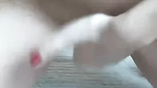 Голая цыпочка теребит бритую киску AngelaBell