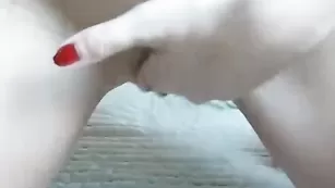 Голая цыпочка теребит бритую киску AngelaBell