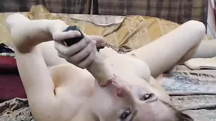 Грудастая соска BustyyBlondee облизывает страпон