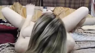 Грудастая соска BustyyBlondee облизывает страпон