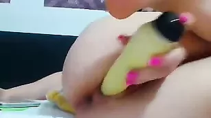 Знойная брюнетка страстно трахает пизду fificandy