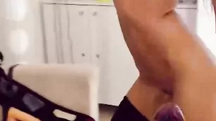 Жаркая сучка SweetLindaBB пальчиками трахает дырочки