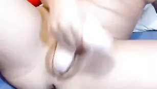 Голая малышка BlackSquirtAn трахает оба отверстия