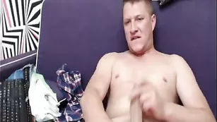 Страстный мужик JustinBigCock дрочит большой хуй
