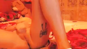 Татуированная tittsbaby ласкает половые губки