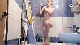 Худая мамка принимает ванну sweetmaryyy