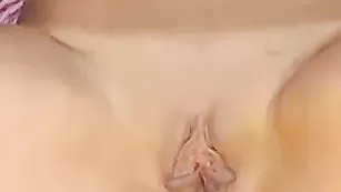 Озорная девочка ласкает половые губки Eva000