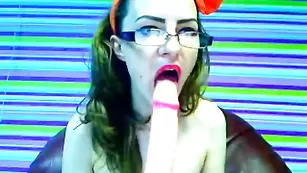 Очкастая стерлядь отсасывает страпон milf2you