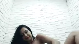 Грудастая чертовка дрочит киску SexyMeriem
