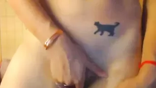 Шикарная малышка сосет дилдо и дрочит киску DestinyGirl