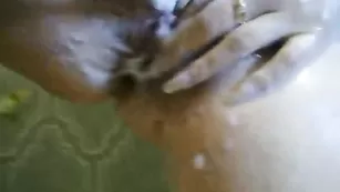 Русская сучка zlatoslava9_9 развлекается в душе