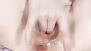 Зрелая девка трахает мокрую пизду Izury