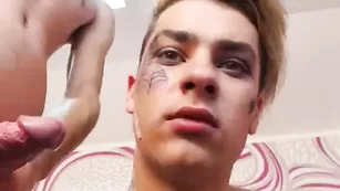 Возбужденный чувак кончает на лицо дружка NickAndBen