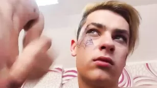 Возбужденный чувак кончает на лицо дружка NickAndBen