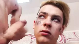 Возбужденный чувак кончает на лицо дружка NickAndBen
