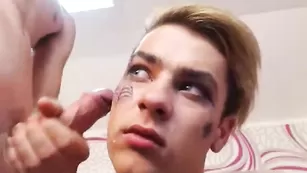 Возбужденный чувак кончает на лицо дружка NickAndBen