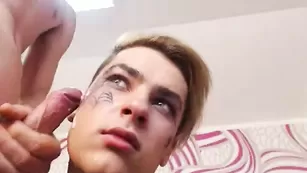Возбужденный чувак кончает на лицо дружка NickAndBen