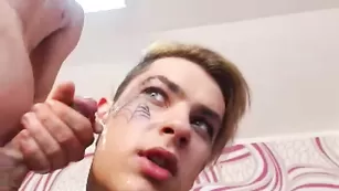 Возбужденный чувак кончает на лицо дружка NickAndBen