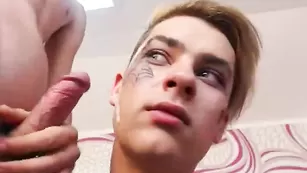 Возбужденный чувак кончает на лицо дружка NickAndBen