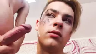 Возбужденный чувак кончает на лицо дружка NickAndBen