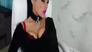 Грудастая стерва ласкает половые губки DonnaKarina