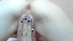 Смазливая цыпочка ласкает половые губки Dulcinella