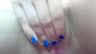 Смазливая цыпочка ласкает половые губки Dulcinella