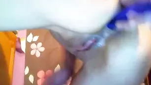 Грудастая потаскушка эротично трахает дырочки Bluee_skyy