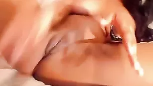 Негритянка мастурбирует пизду dulcemoon