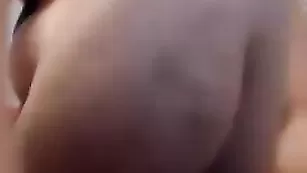 Пышногрудая красотка bigtitsex страстно дрочит пизду