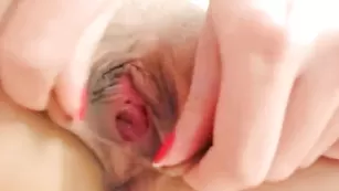 Обнаженная шалава растягивает пизду SexyMeriem