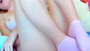 Милая студентка шалит с фаллосом Mellaniehott